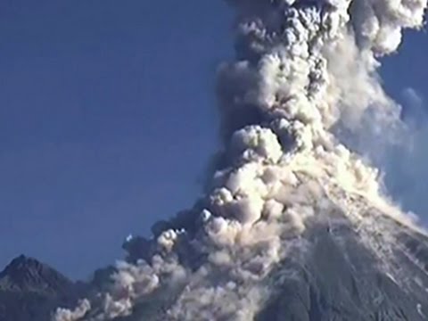لحظات انفجار بركان النار في المكسيك