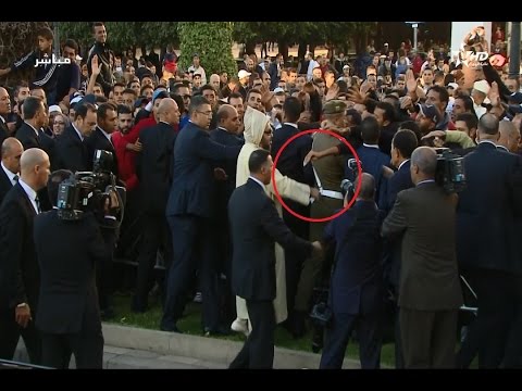 شاهد المواطنون يتدافعون لمصافحة الملك محمد السادس