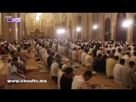 المغاربة يقبلون على أداء الصلاة في مسجد الحسن الثاني
