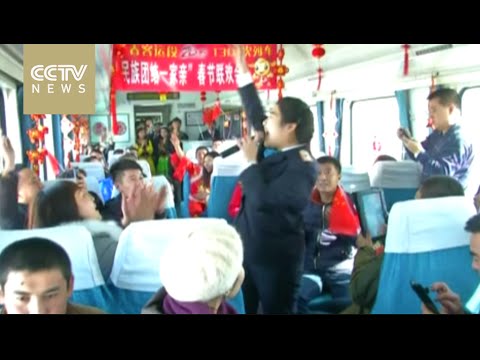 طاقم قطار صيني يرقص أمام الركاب
