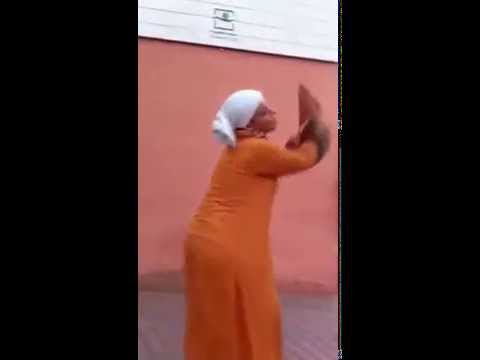 مرأة في مخاضها تتألم أمام مستشفى في المغرب