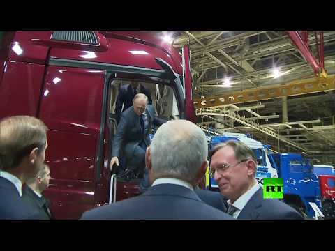 الرئيس الروسي  يظهر وهو يتعرف على مميزات شاحنة كاماز