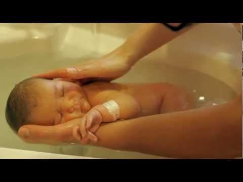 فيديو طريقة استحمام طفل رضيع للمرة الأولى
