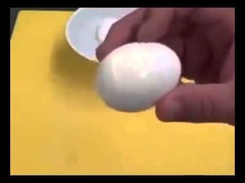 بالفيديو أبسط طريقة لإزالة قشر البيض المسلوق