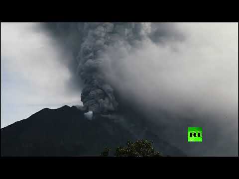 شاهد بركان سينابونج في إندونيسيا يقذف الرماد من جديد