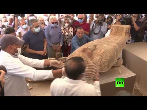 شاهد الكشف عن 59 تابوتًا خشبيًا مغلقًا داخل آبار للدفن في مصر