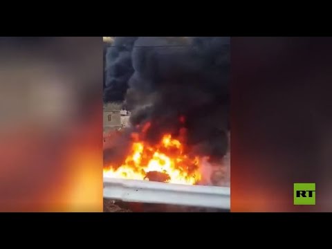 شاهد حريق جراء انفجار في خط أنابيب يغذي ثاني أكبر مصفاة نفط في إيران