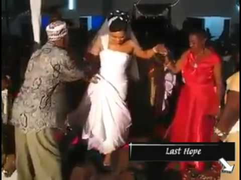 العروس تمشي علي ظهر النساء في إفريقيا