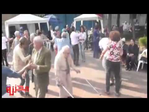 عجوز يُعبّر عن مشاعره بالرقص