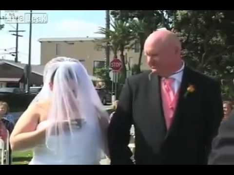 عروس تنشغل بهاتفها الذكي أثناء زفافها