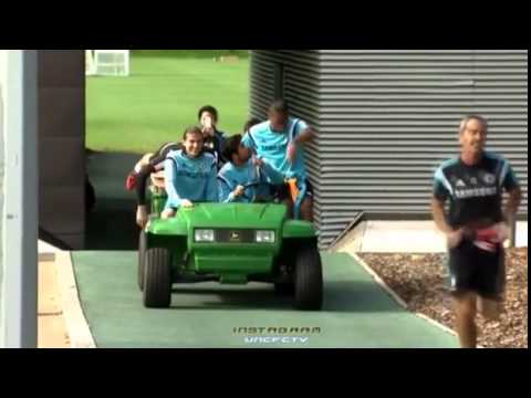 دييجو كوستا يقود عربة العُشب مع لاعبي تشيلسي