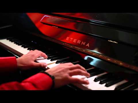 أوكراني يعزف النشيد الوطني على البيانو