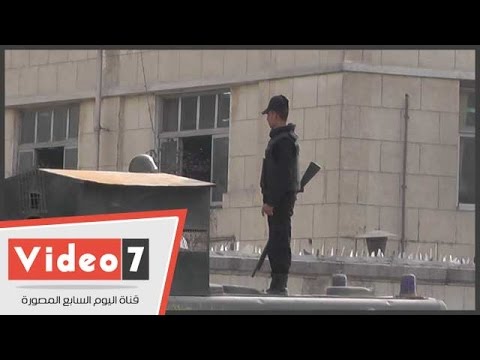 أفراد الأمن يرصدون مظاهرات طلاب القاهرة
