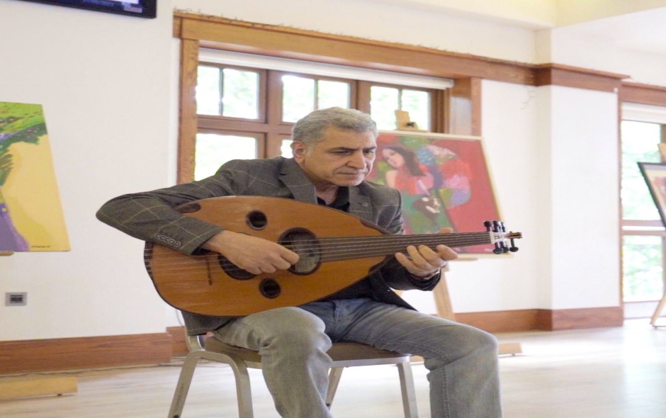 الموسيقار إحسان الإمام وعزف من وحي المعرض ولوحاته