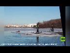 شاهد رفع درّاجين عن قطعة جليد تحركت بهما في نهر موسكو